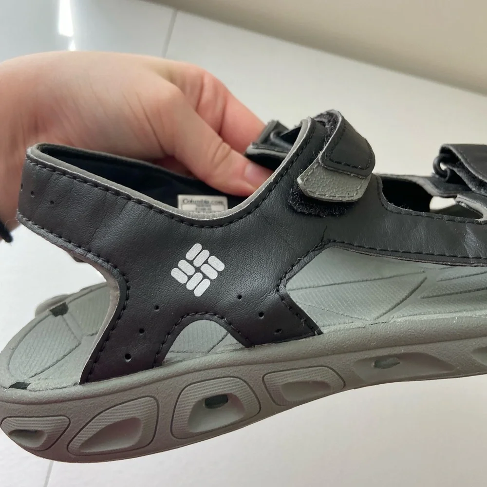 NWOT Columbia‎ men’s Techsun bent black gray Omni-grip Velcro outdoor sandals 7